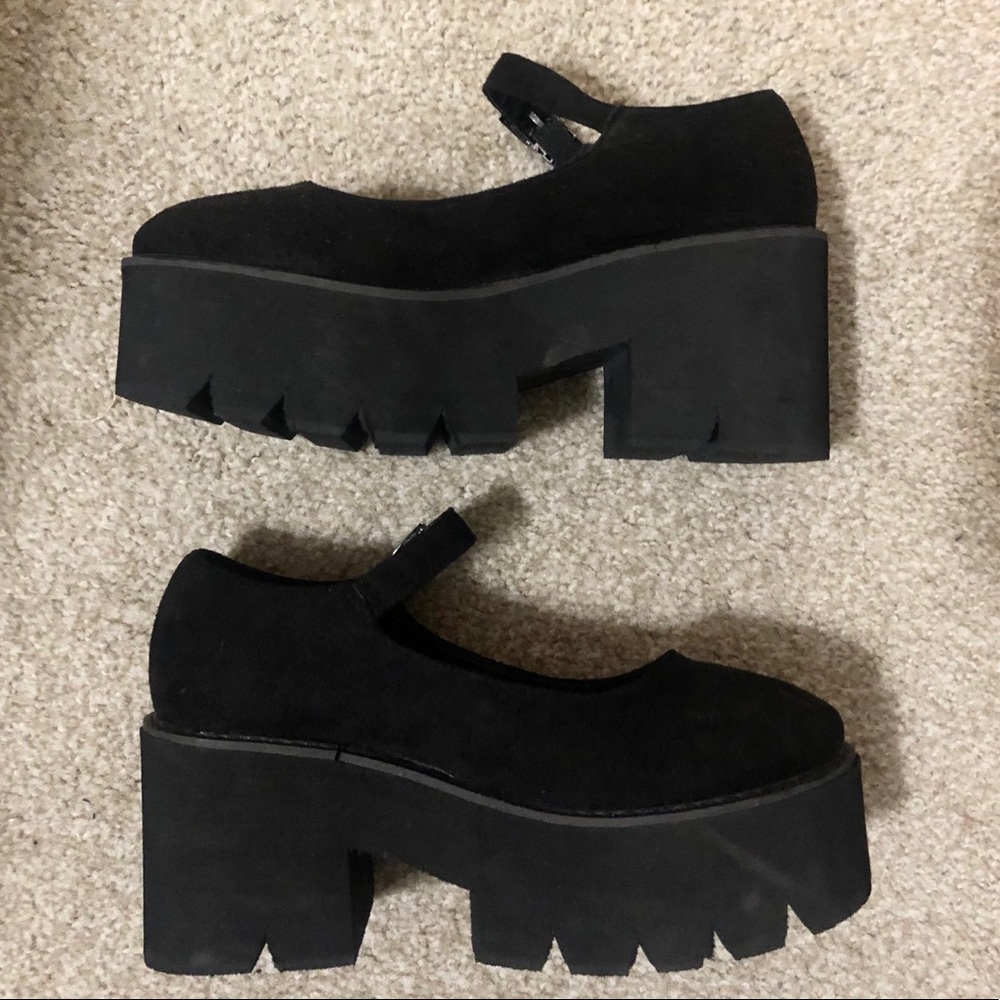 Platform black boots